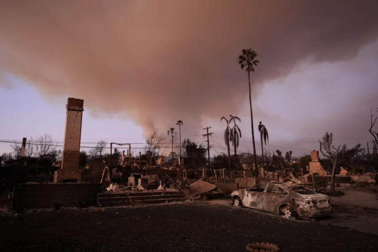 Firefighters Gain Ground on Los Angeles Blazes as Alert System Gets an Overhaul